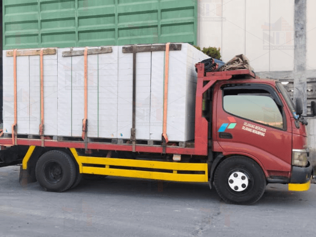Proses loading material Citicon untuk pengiriman proyek Banjarmasin